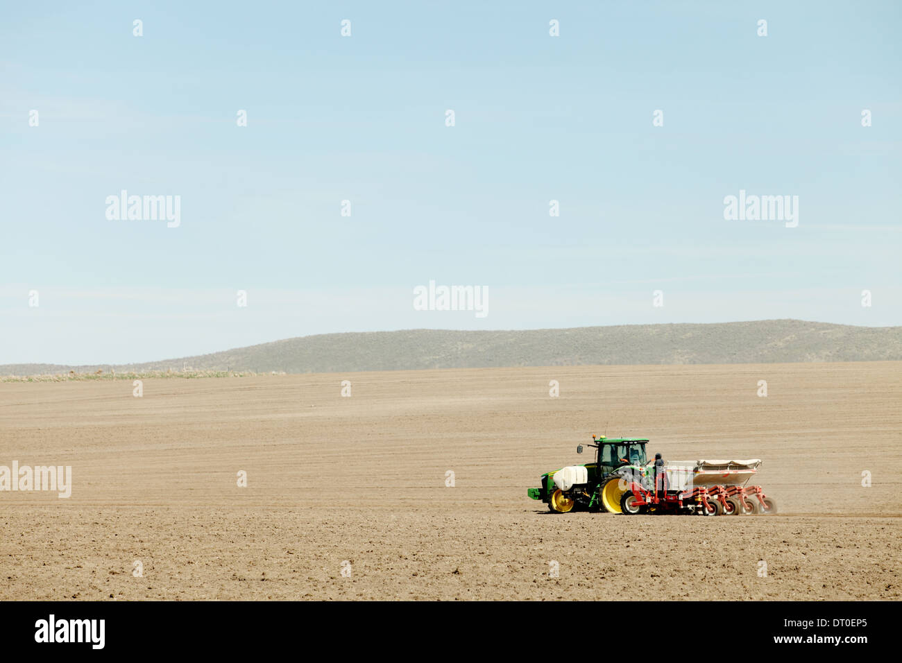 Tracteurs et autres machines agricoles travaillant dans les domaines de la plantation célèbre Pommes de terre Idaho. Banque D'Images