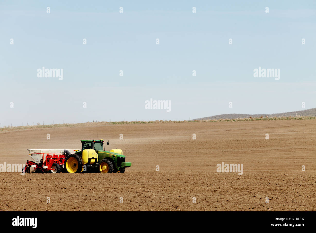 Tracteurs et autres machines agricoles travaillant dans les domaines de la plantation célèbre Pommes de terre Idaho. Banque D'Images
