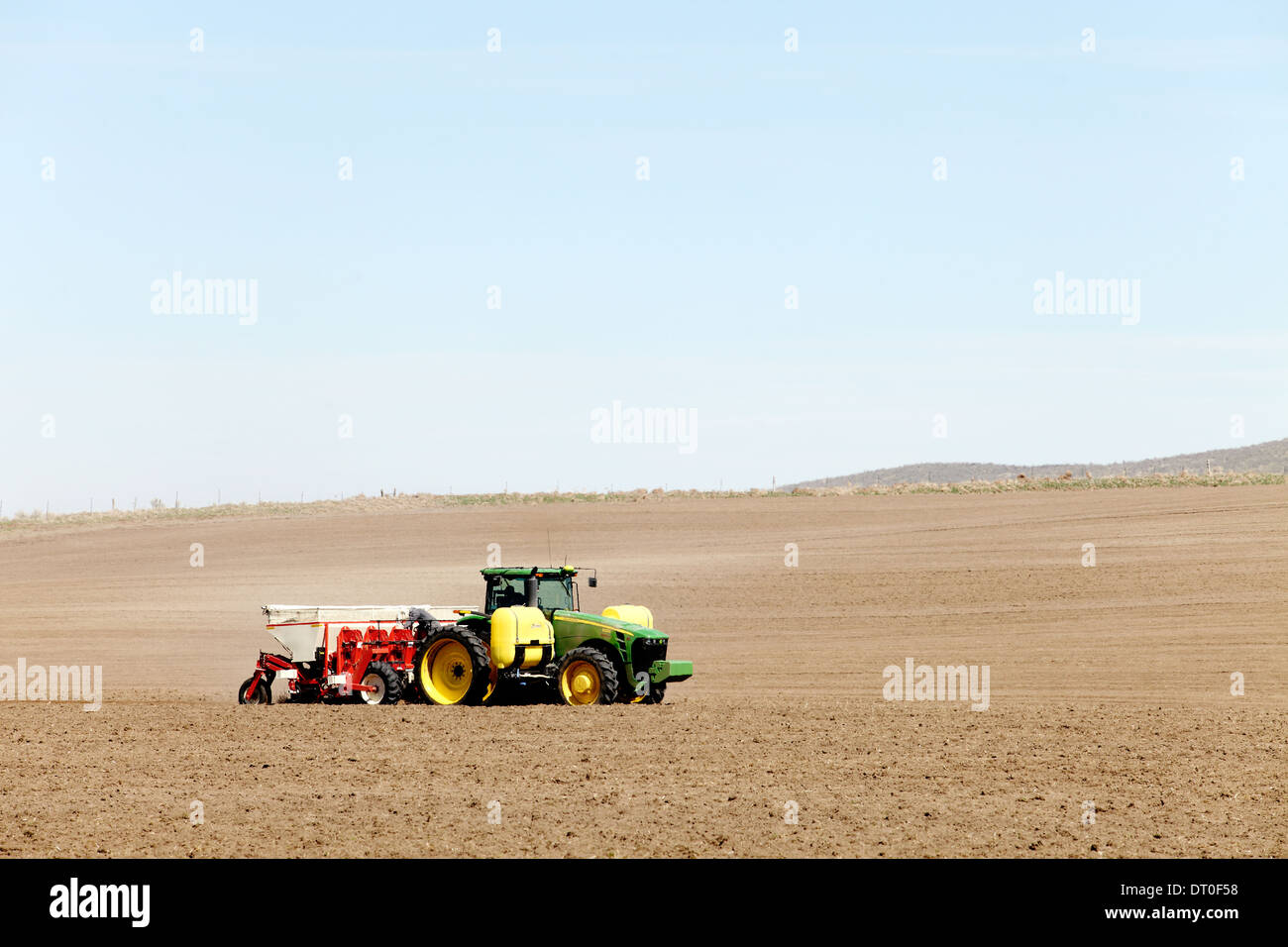 Tracteurs et autres machines agricoles travaillant dans les domaines de la plantation célèbre Pommes de terre Idaho. Banque D'Images