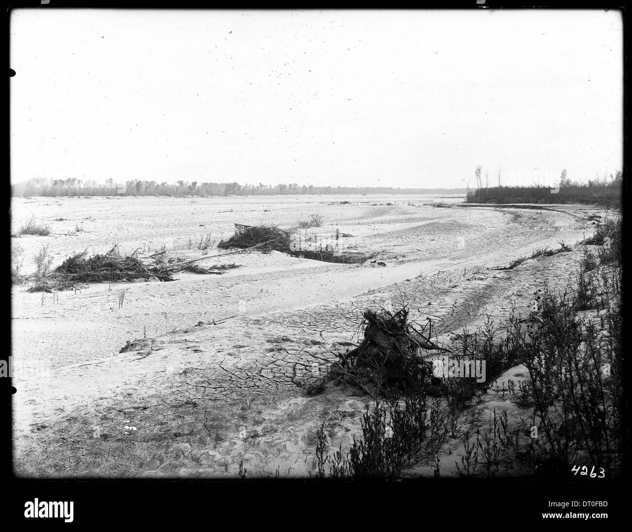 Une photographie datant d'environ 1903 montrant le lit sec du fleuve Colorado sous le canal, illustrant les effets de la dérivation de l'eau et des changements environnementaux à l'époque. Banque D'Images