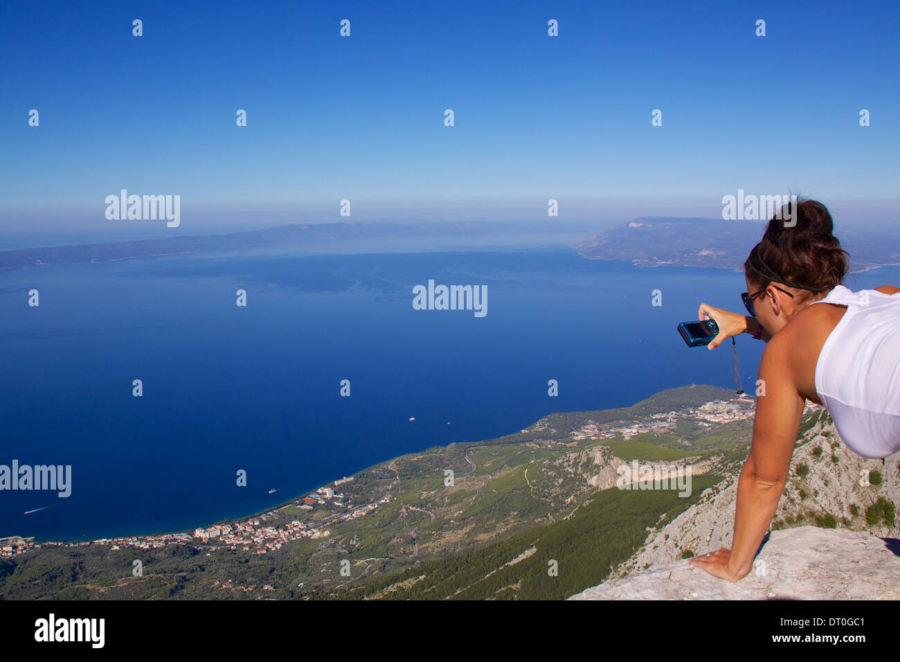 Jeune fille de photographier le panorama de montagne de Biokovo parc naturel pittoresque sur la côte dalmate près de Makarska Riviera en Croatie Banque D'Images