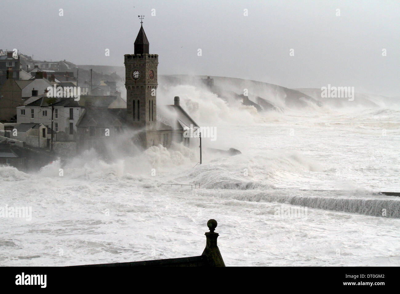 Des vagues géantes s'écraser sur l'origine de dommages aux bâtiments de Porthleven et naufrage au moins quatre bateaux dans le port. 5/2/14 Cornwall Banque D'Images