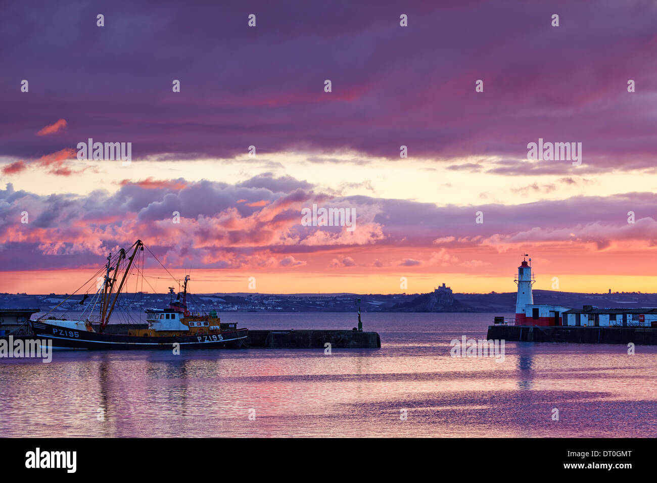 Un ciel coloré au-dessus du port de Newlyn et monte au-delà de la baie Banque D'Images