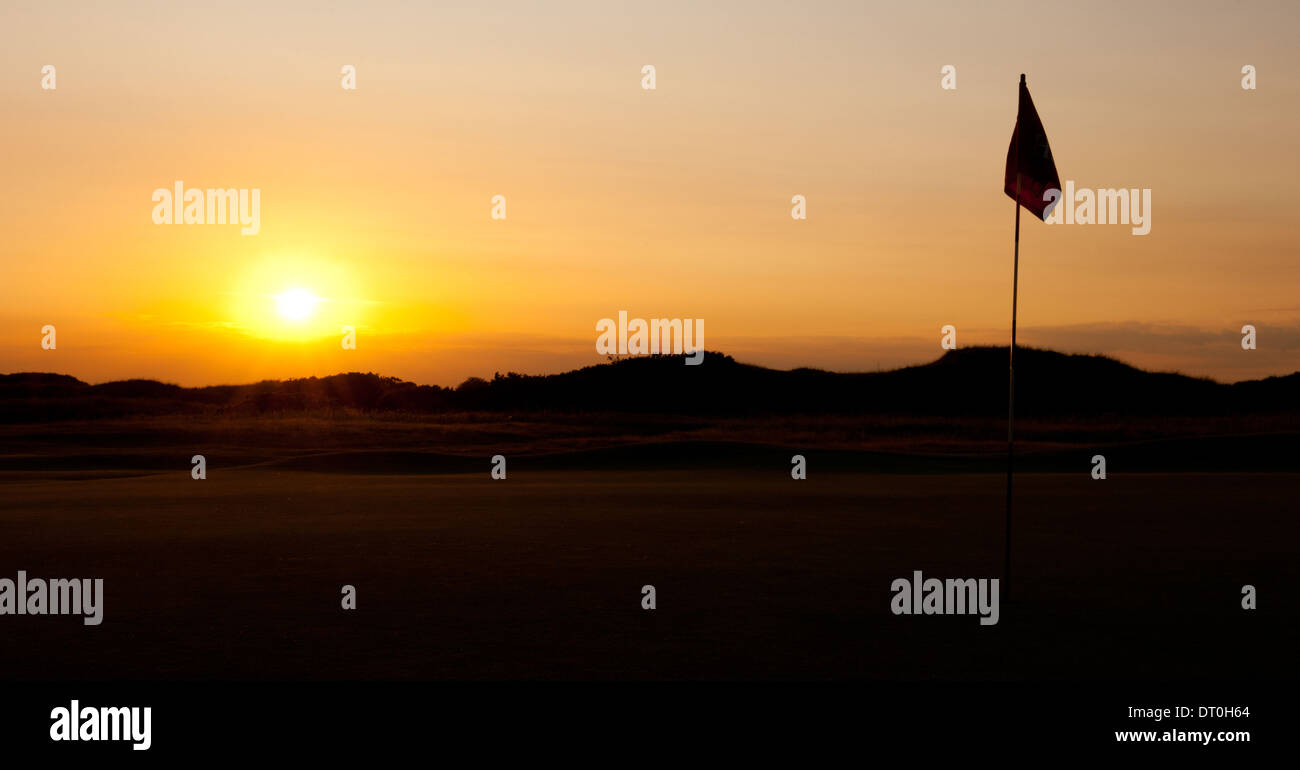 Golf Royal Birkdale avec drapeau au coucher du soleil Banque D'Images