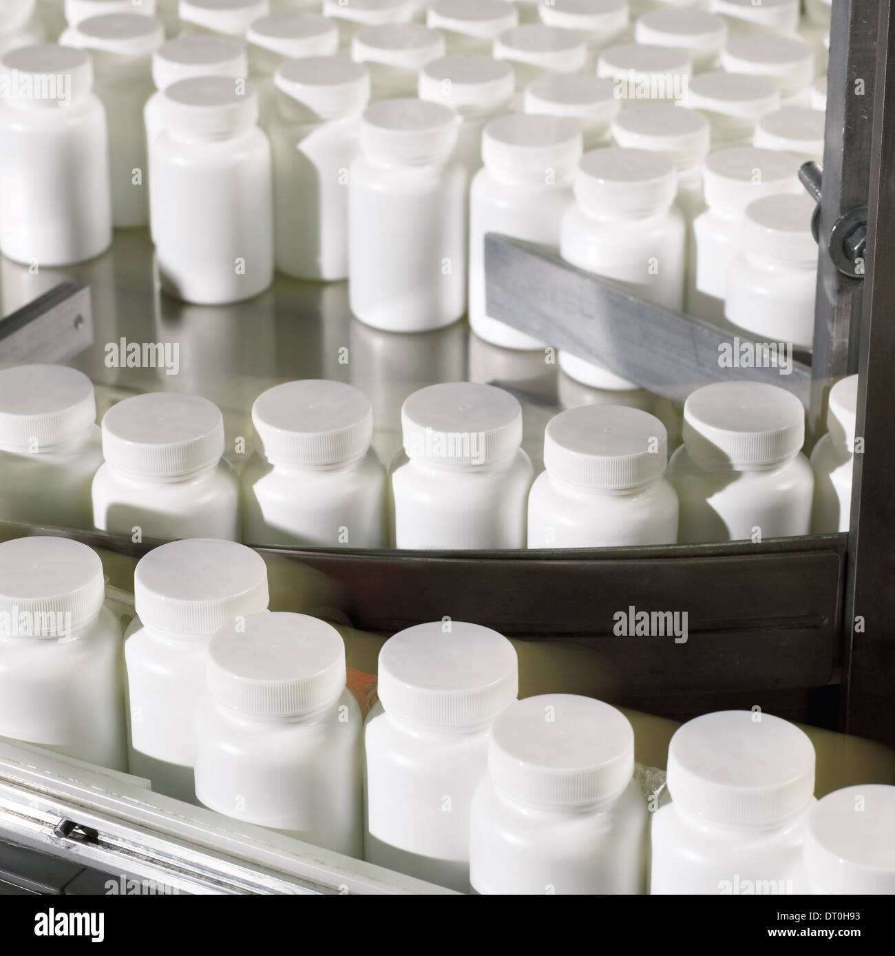 Préparation de bouteilles être étiquetés dans une installation de traitement pharmaceutique. Banque D'Images