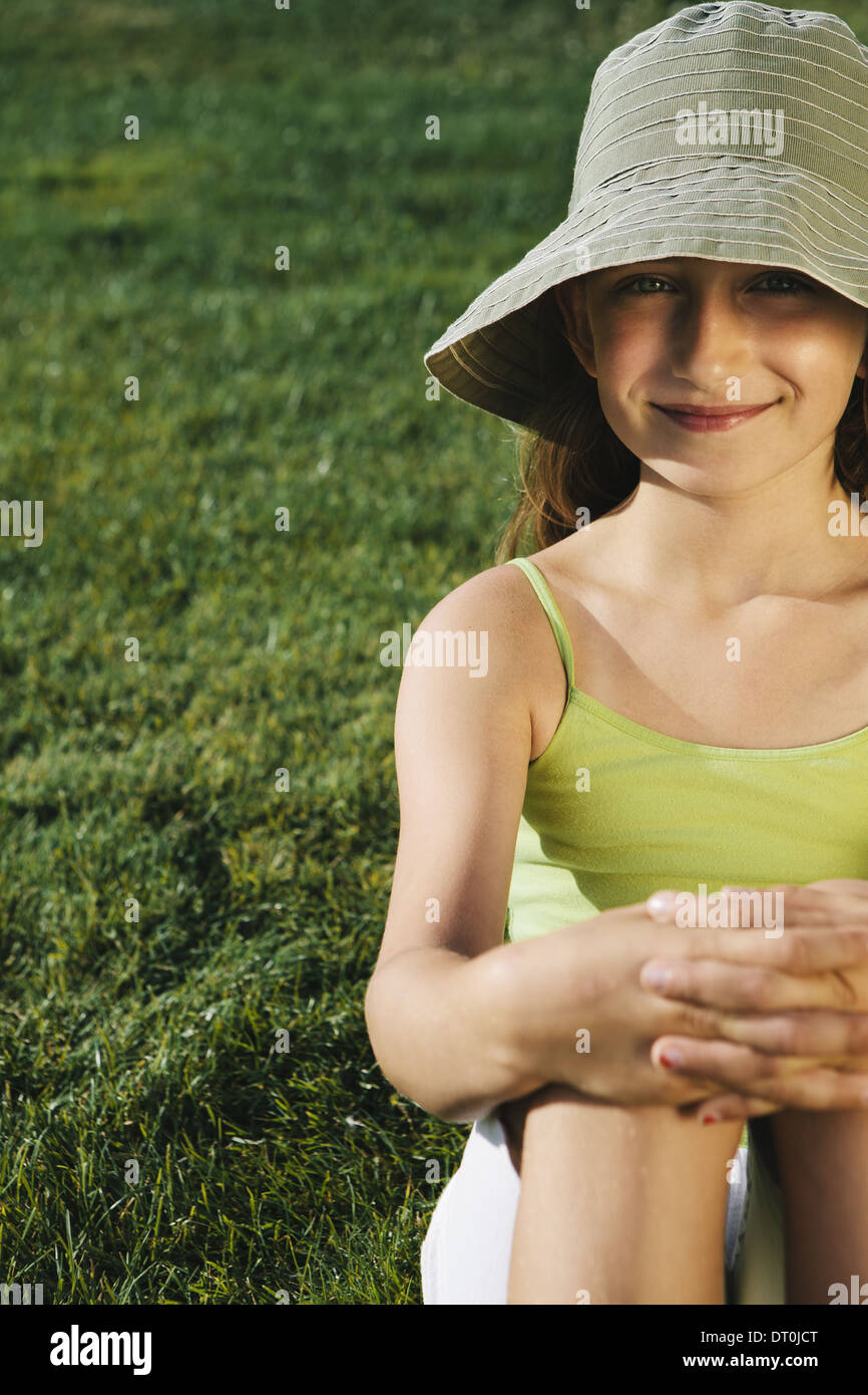 Seattle Washington USA smiling neuf ans, fille d'herbe sur le terrain Banque D'Images