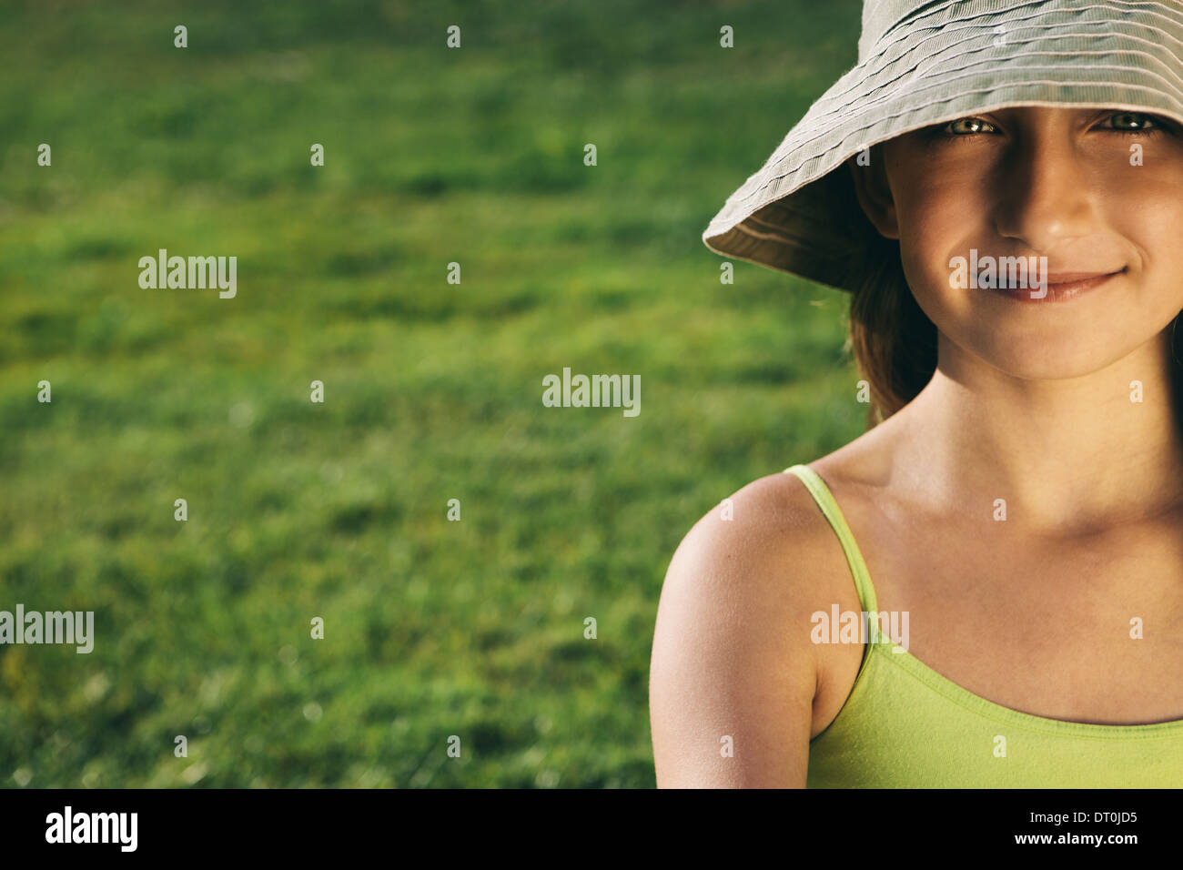 Seattle Washington USA smiling neuf ans, fille, assis sur l'herbe Banque D'Images