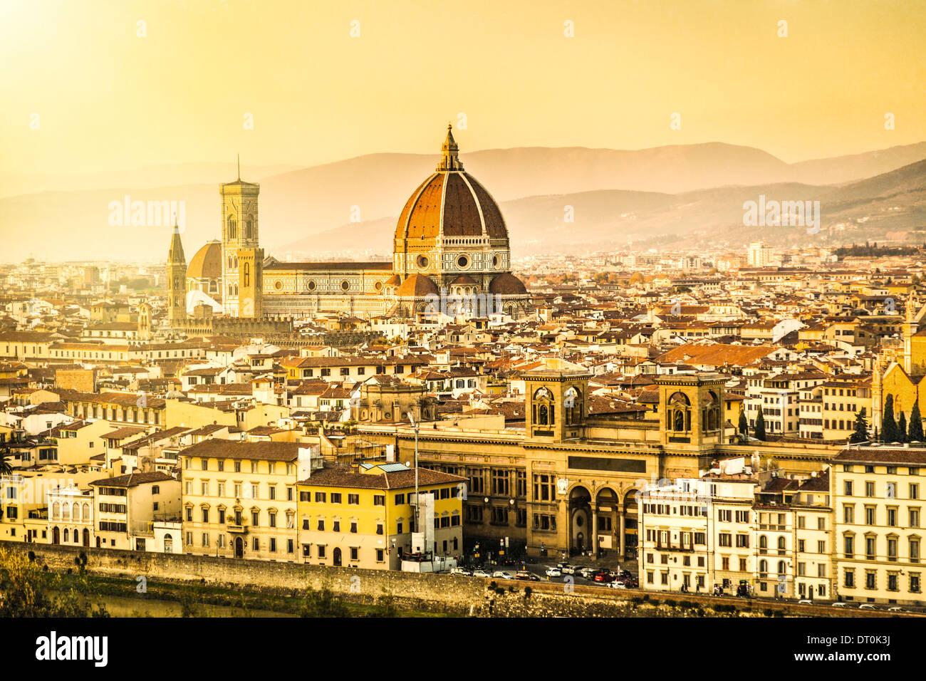 La ville de Florence pendant le coucher du soleil d'or. L'aspect et la texture d'une vieille carte postale d'époque. Banque D'Images