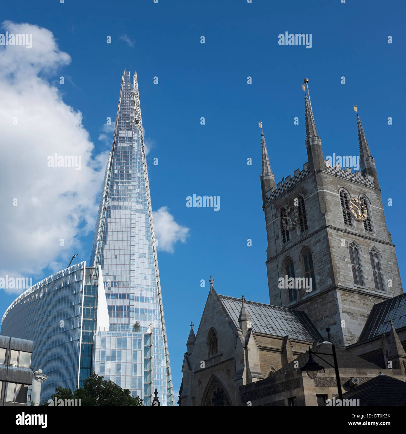 La cathédrale de Southwark en premier plan avec le fragment dominant dans l'arrière-plan. Banque D'Images