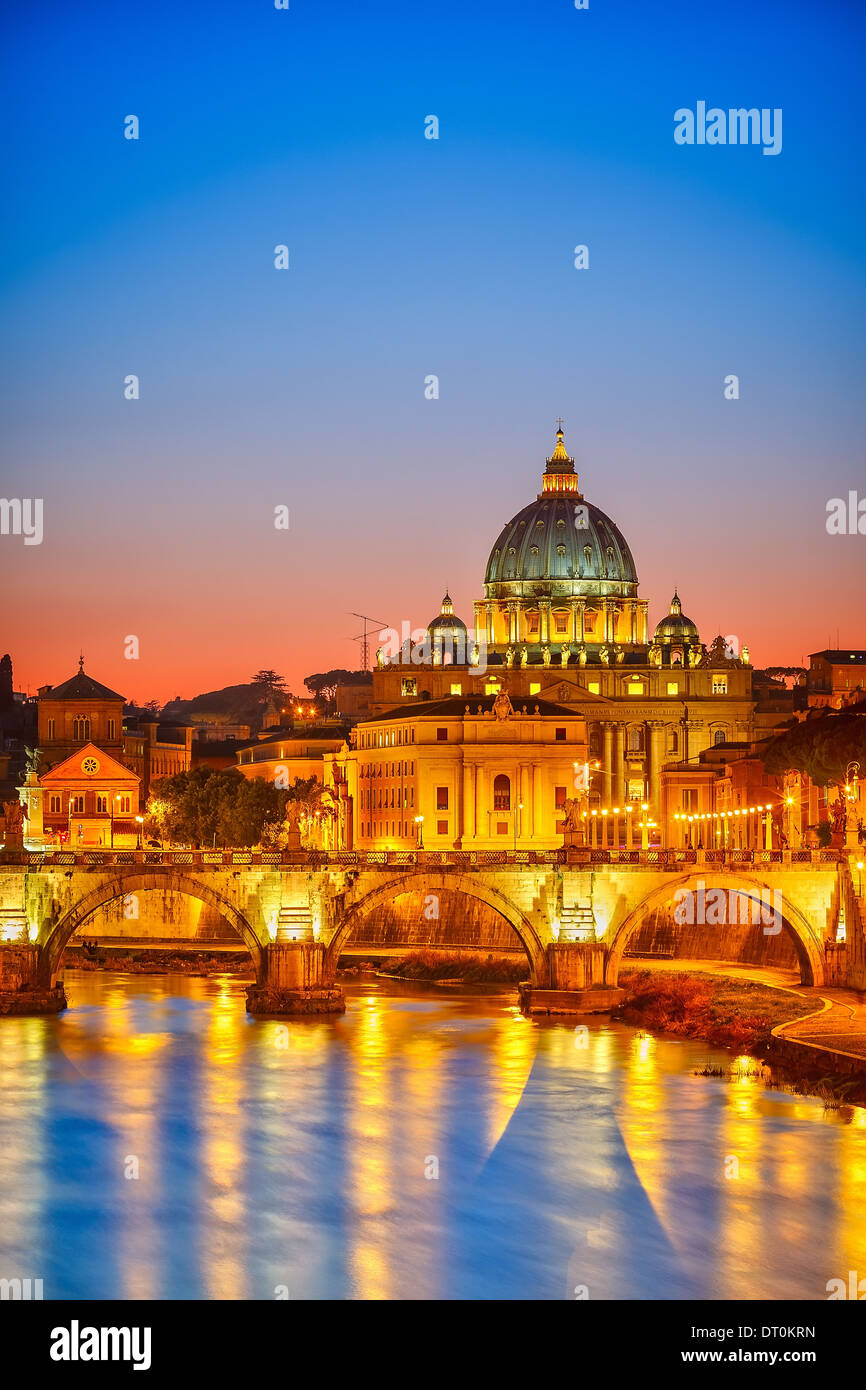 La cathédrale Saint-Pierre la nuit, Rome Banque D'Images