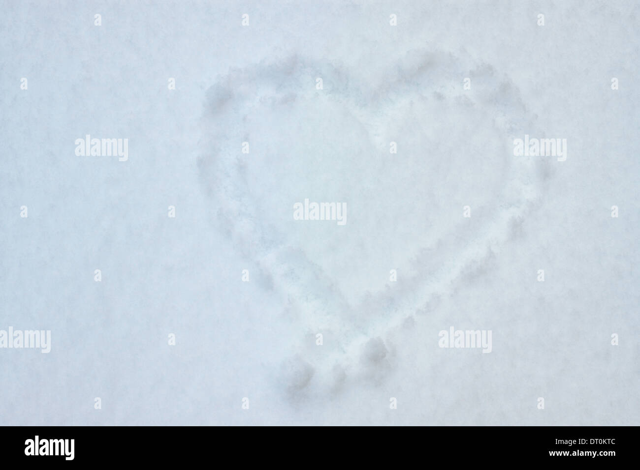 Forme de coeur simple faite dans la neige Banque D'Images