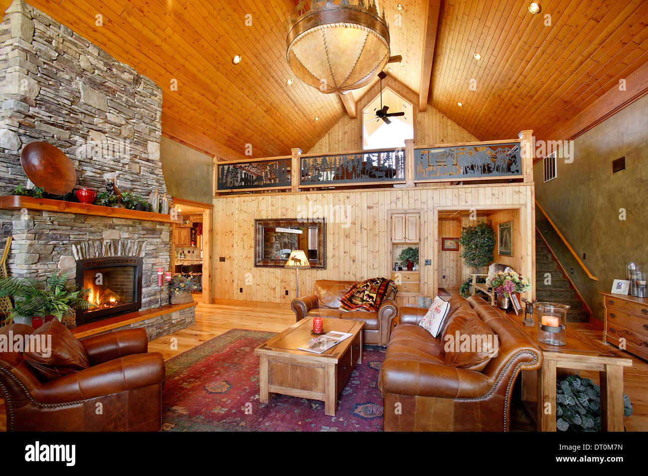 L'intérieur d'un chalet moderne haut de gamme en rondins. Banque D'Images