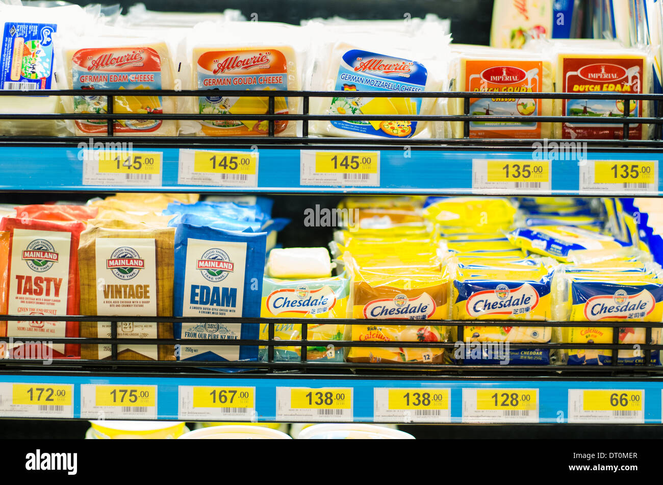 La variété de fromage produits disponibles sur étagère de supermarché à Bangkok en Thaïlande. Banque D'Images