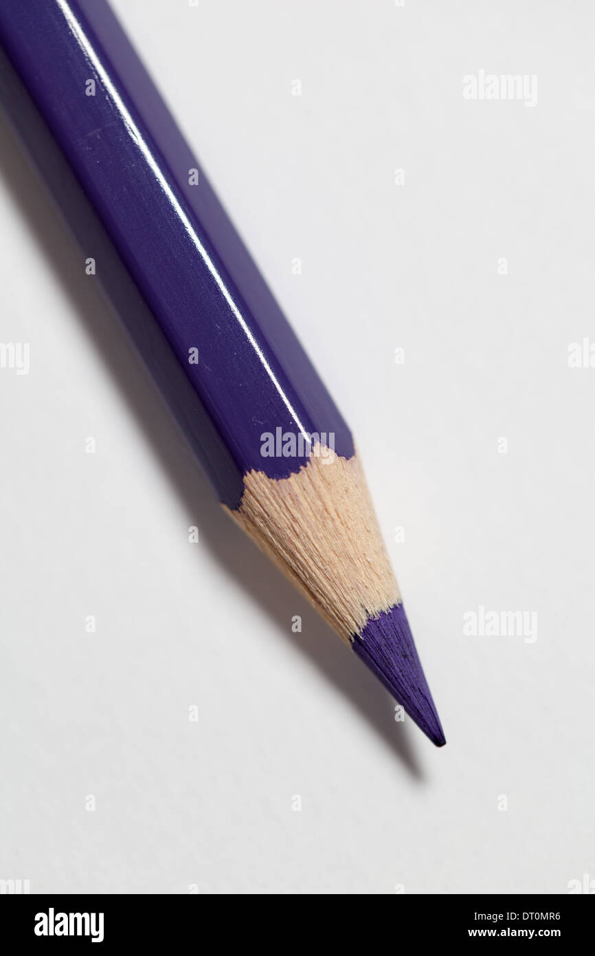 Un crayon de couleur sur un fond de papier blanc. Banque D'Images