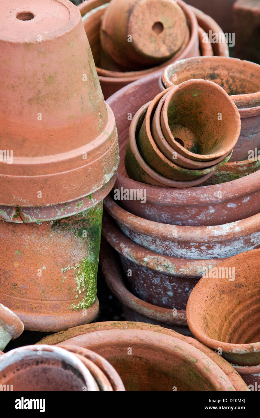 Des piles de vieux pots de fleurs en terre cuite Banque D'Images