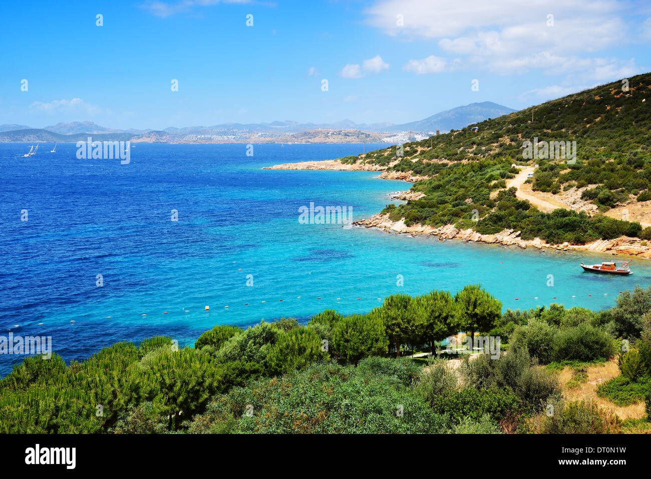 L'eau turquoise de la plage sur le Turc resort, Bodrum, Turquie Banque D'Images