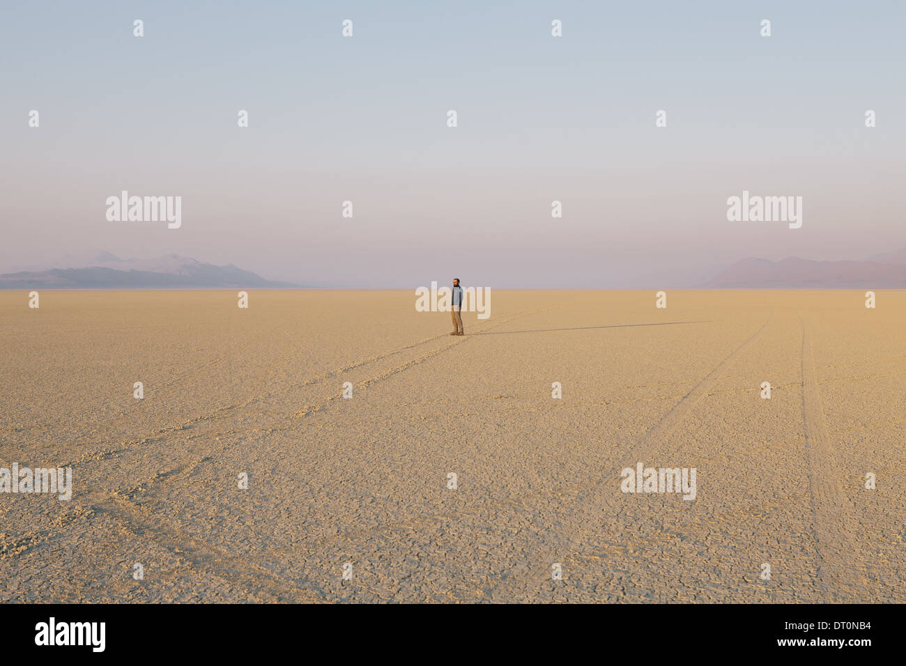 Black Rock Desert NEVADA USA La figure de l'homme dans le paysage désert vide Banque D'Images