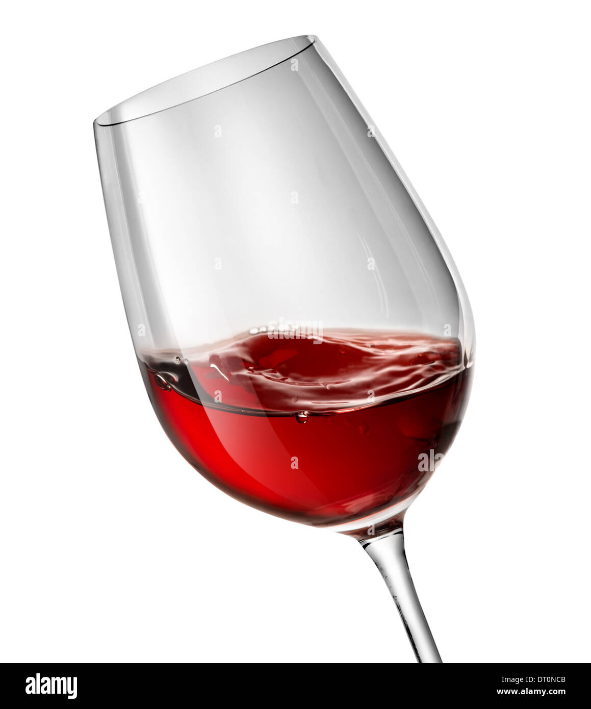 Déménagement en verre de vin rouge sur un fond blanc Banque D'Images