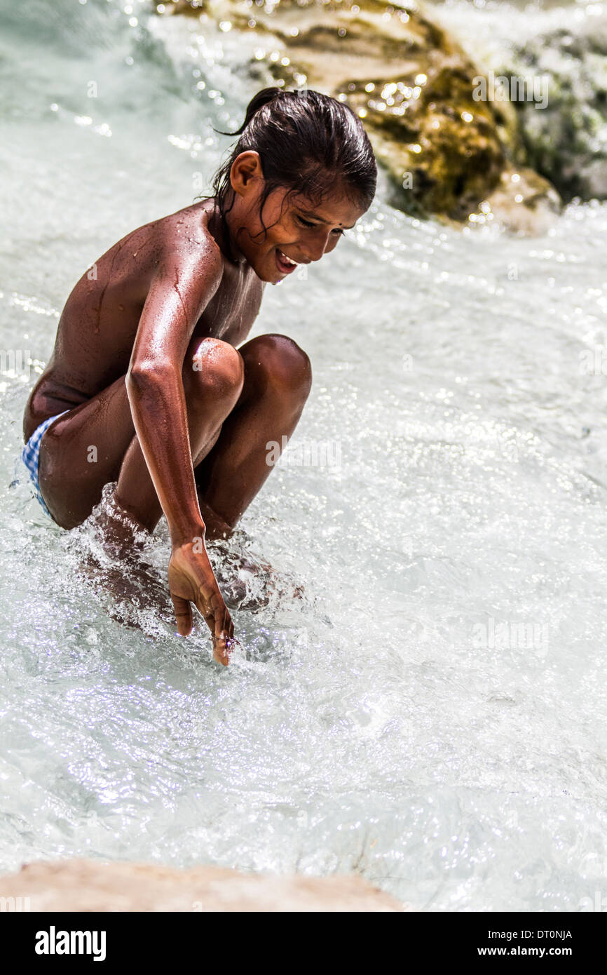 Girl in river, Saturnia, Italia Banque D'Images