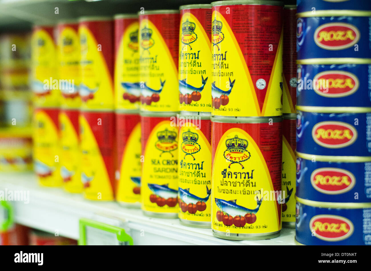 Les boîtes de poisson sardines sur étagère de supermarché épicerie de la Thaïlande. Banque D'Images