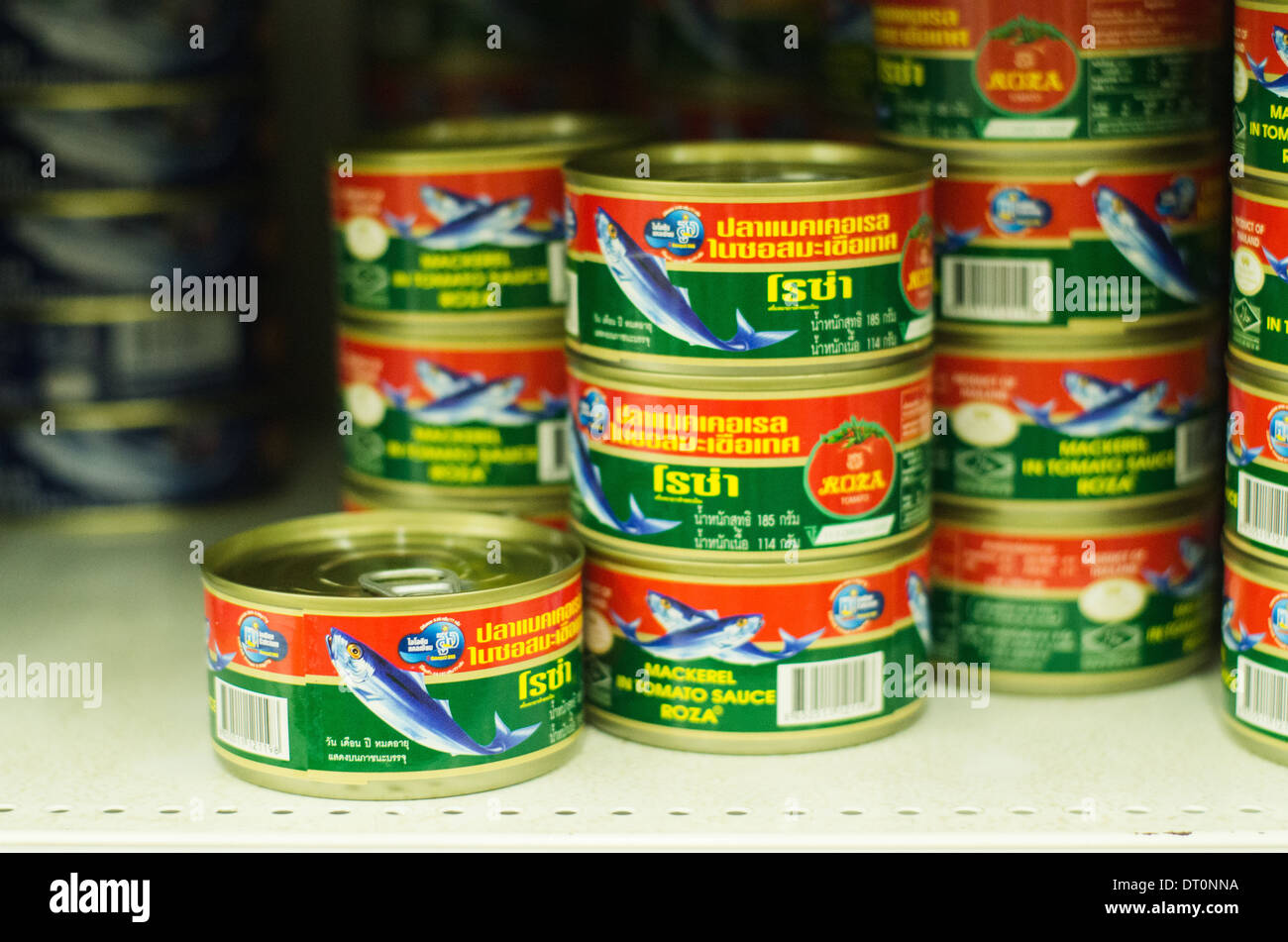 Les boîtes de poisson sardines sur étagère de supermarché épicerie de la Thaïlande. Banque D'Images