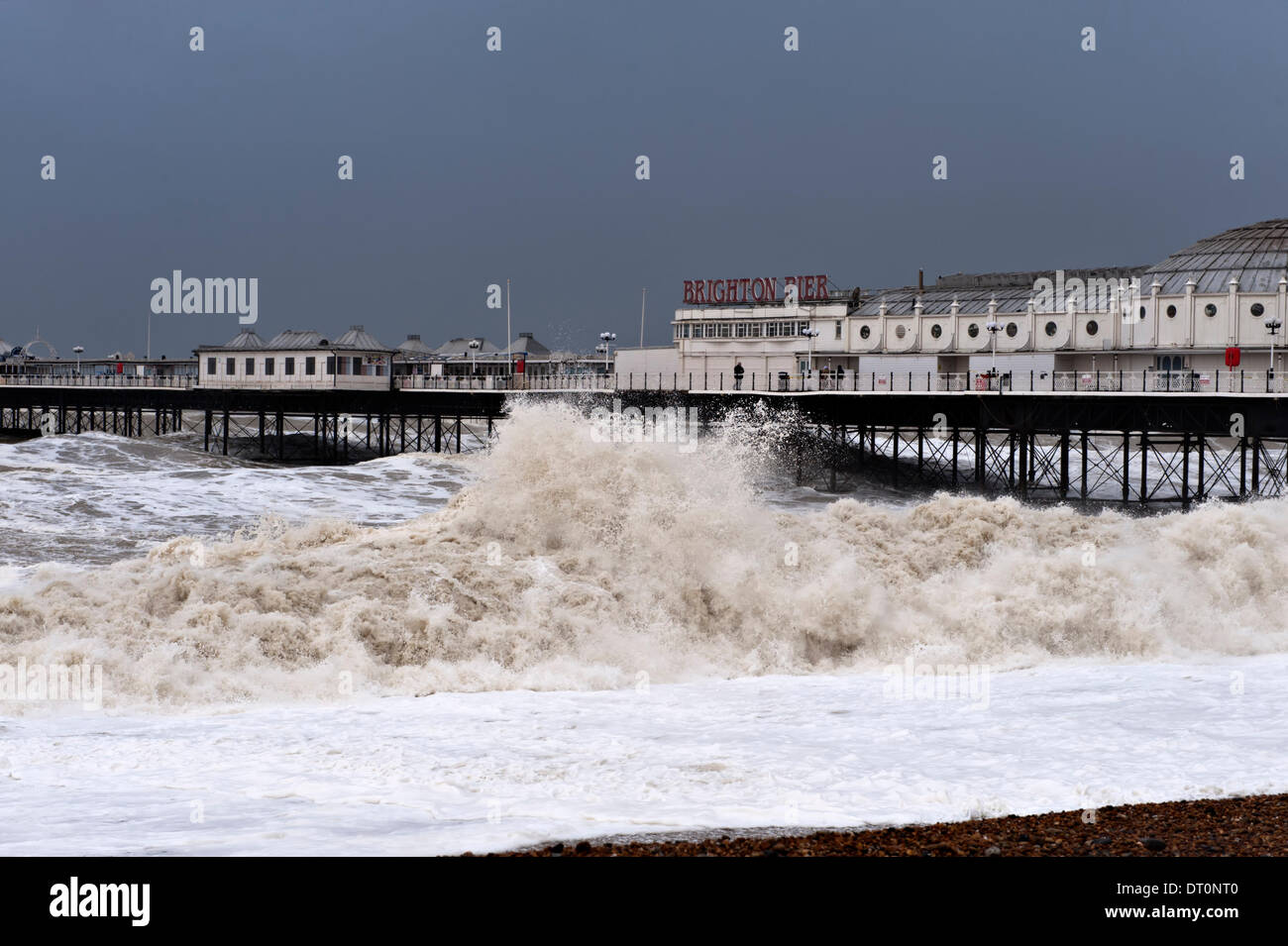 Brighton, Sussex. UK. 5e février 2014. La jetée de Brighton prend un coups de haute mer lors des coups de vent le long de la côte sud de l'Angleterre Crédit : Patrick nairne/Alamy Live News Banque D'Images