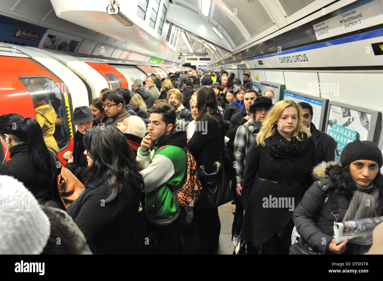 La station Oxford Circus, Londres, Royaume-Uni. 5e février 2014. Location de plate-forme à la station de métro Oxford Circus dans la soirée, l'heure de pointe sur la première journée de grève, le tube avec un service limité sur certains itinéraires. Crédit : Matthieu Chattle/Alamy Live News Banque D'Images