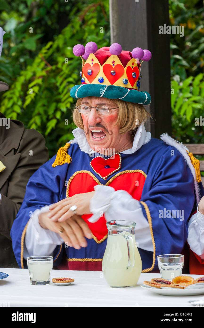 Homme habillé comme le roi des cœurs, avec un spectacle à l'extérieur Banque D'Images
