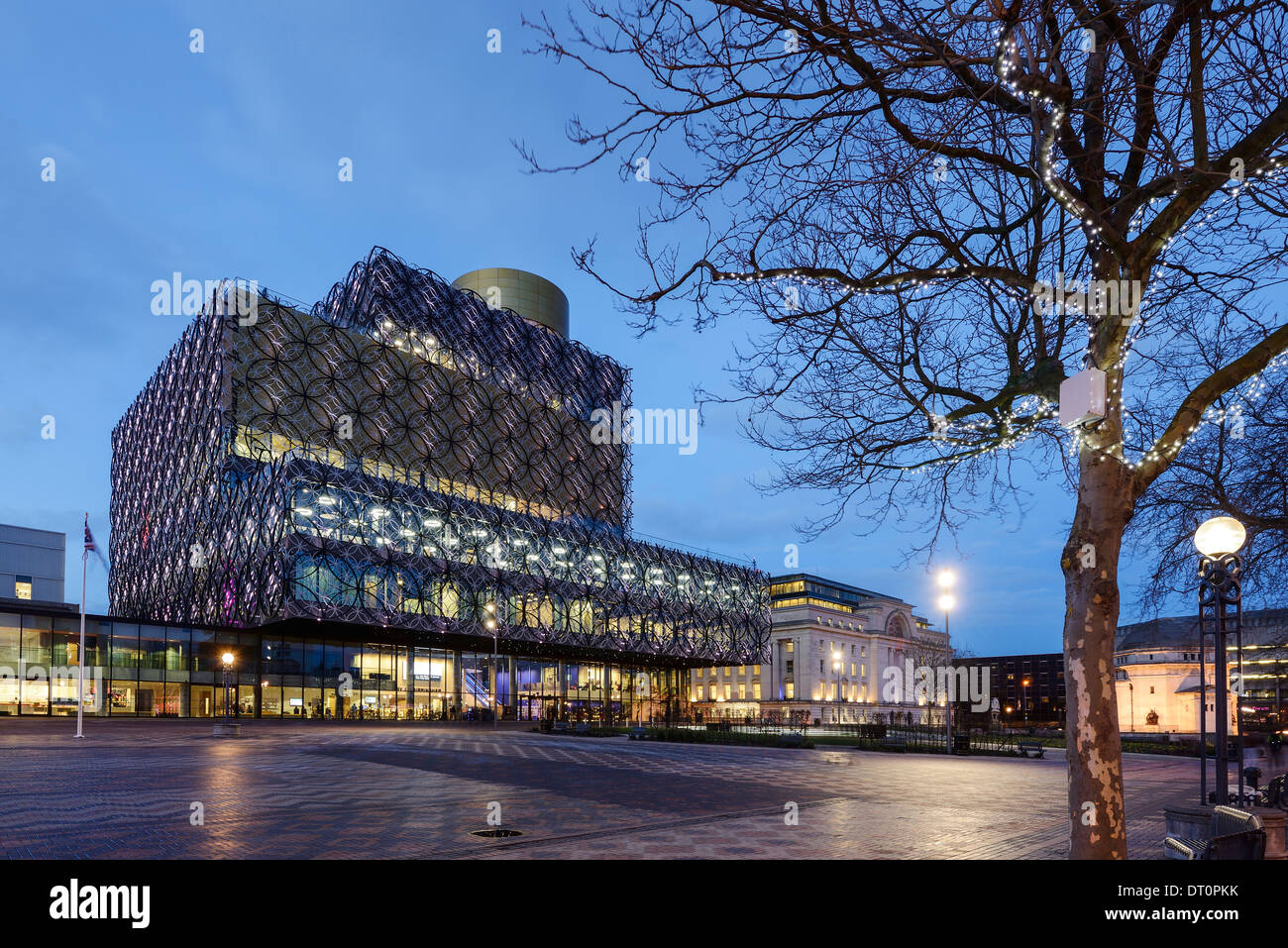 La bibliothèque de l'extérieur de Birmingham au crépuscule Banque D'Images