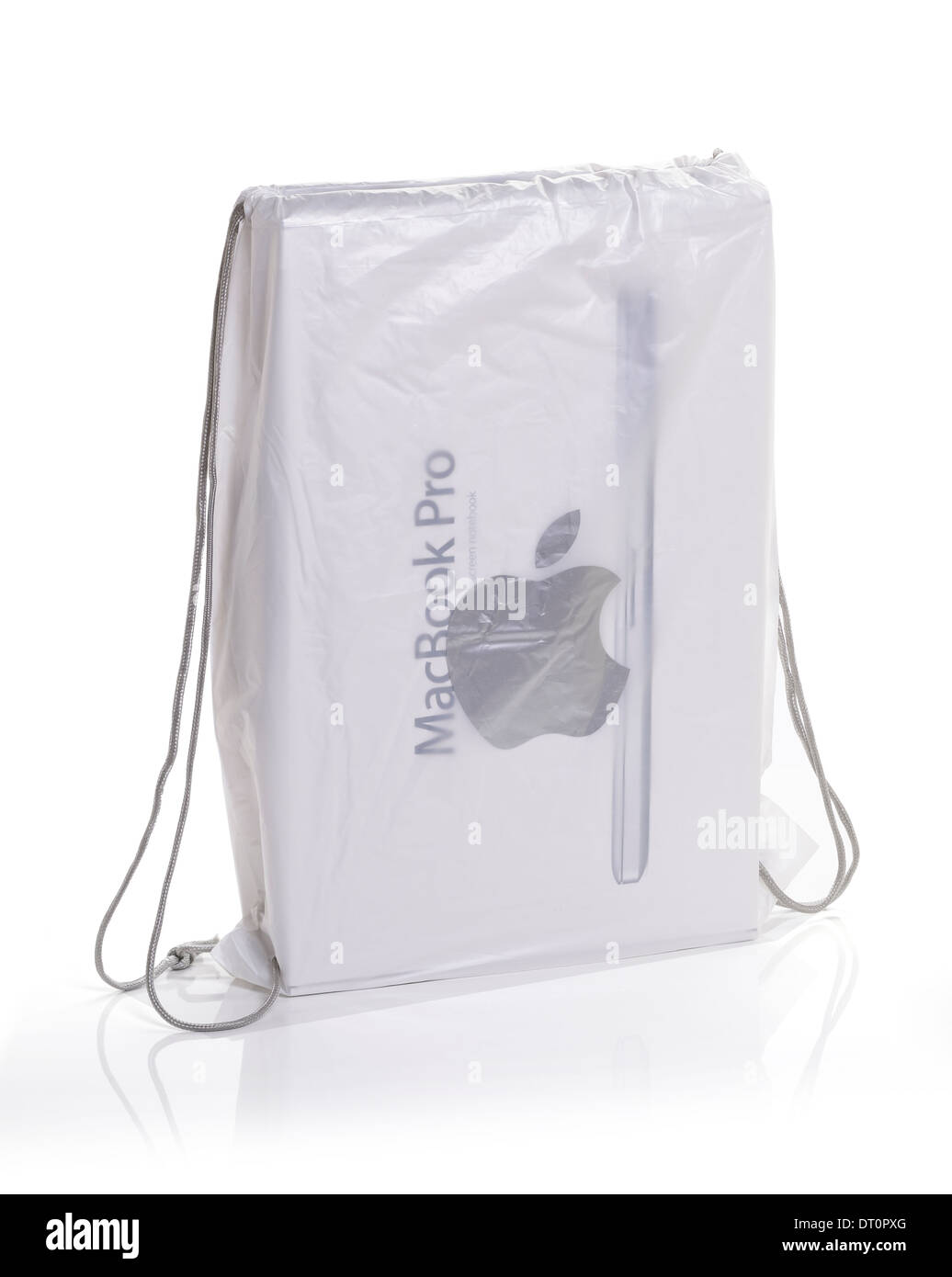 Un ordinateur portable MacBook Pro Apple à l'intérieur d'un sac de transport au détail Banque D'Images