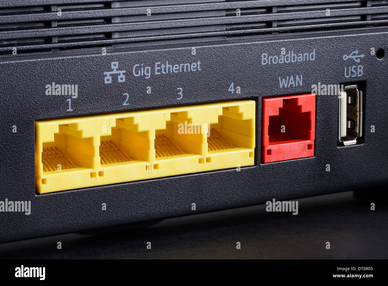 Les prises de l'arrière d'un routeur Ethernet haut débit Banque D'Images