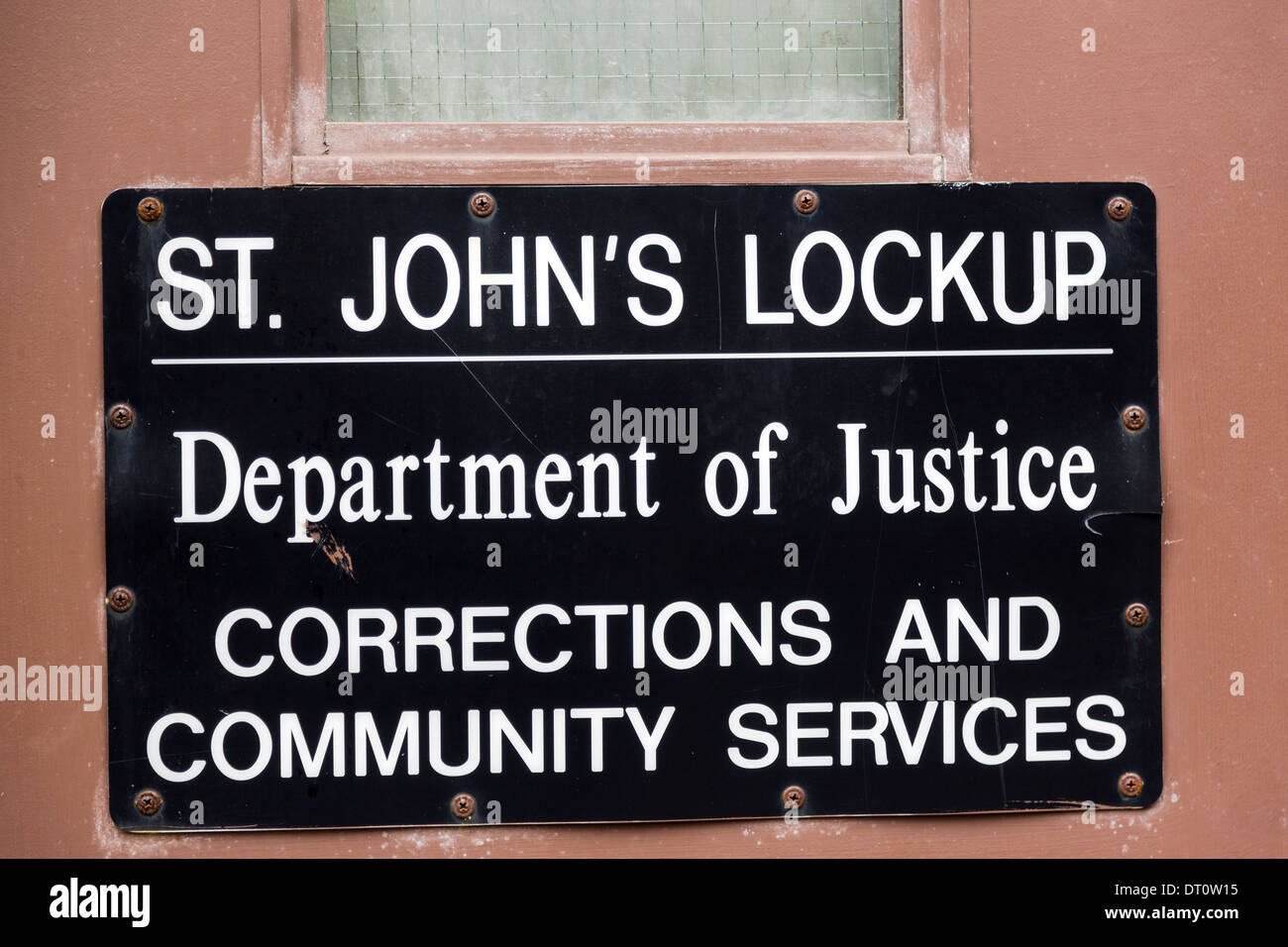 Sur la porte de Saint John's. C'est le centre de détention temporaire pour les personnes en attente de comparution devant les tribunaux Banque D'Images