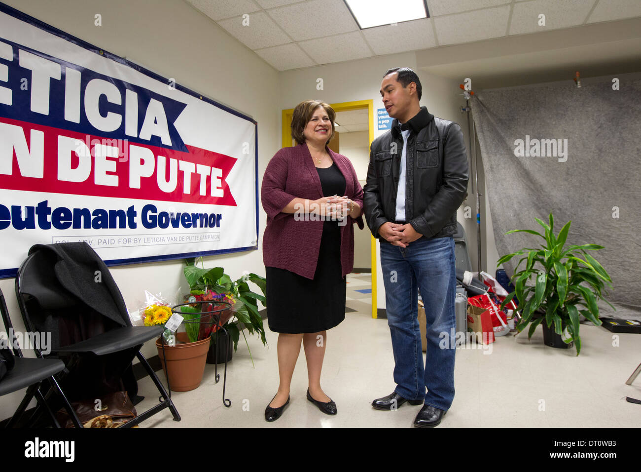 Texas Sen. Leticia Van de Putte parle à San Antonio le maire Julian Castro avant d'annoncer qu'elle va fonctionner pour lieutenant-gouverneur Banque D'Images