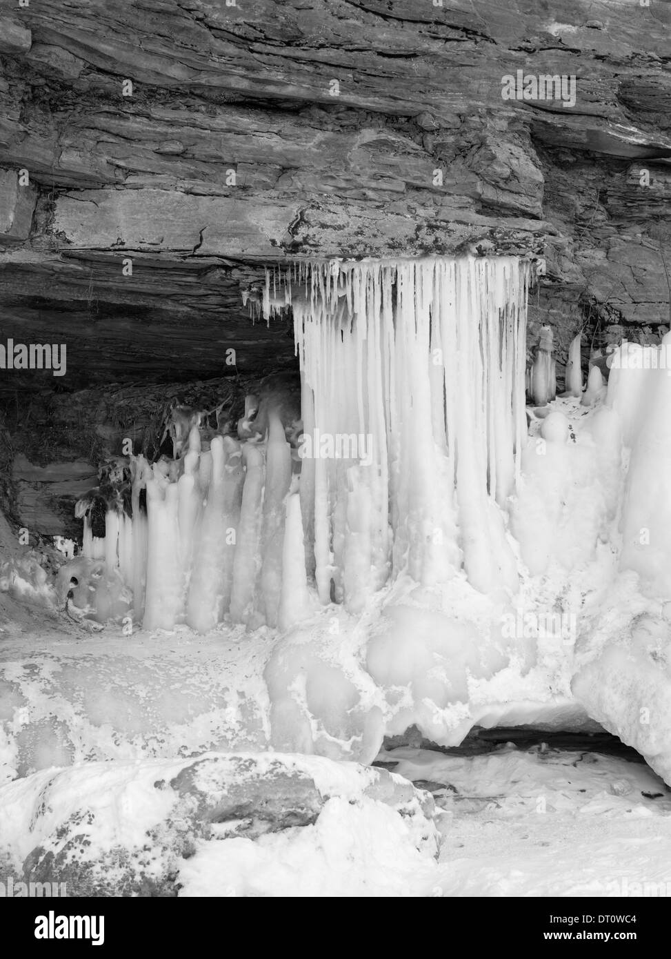 Photographie en noir et blanc, de détail, de l'Apôtre Island grottes de glace, Makwike Bay, près de Bayfield, Wisconsin, lors d'une froide Février d Banque D'Images