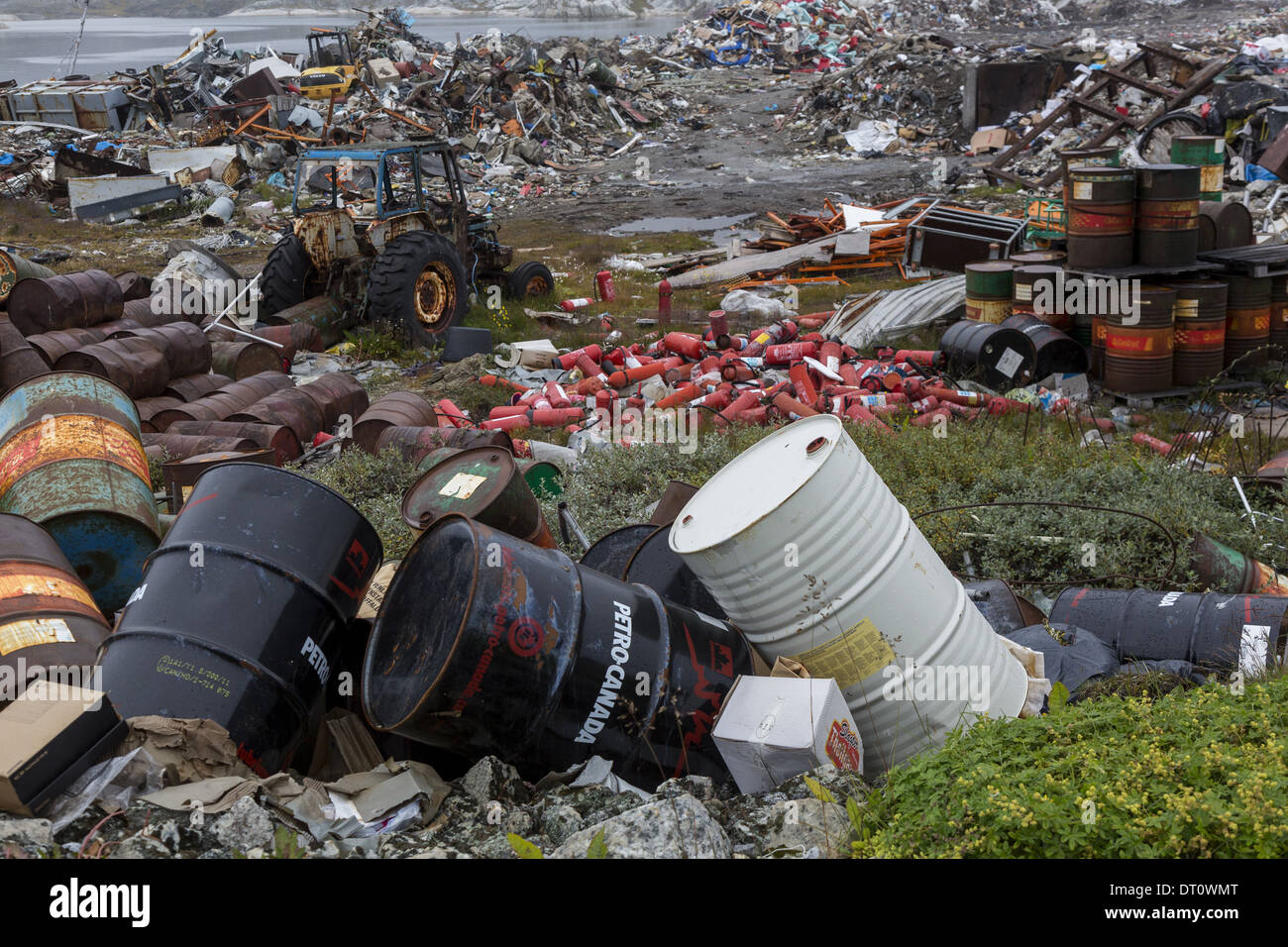 Jetez les fûts de produits pétrochimiques au centre de recyclage Nanortalik Groenland avec un risque de fuite éventuel dans l'océan causant des dommages marins Banque D'Images