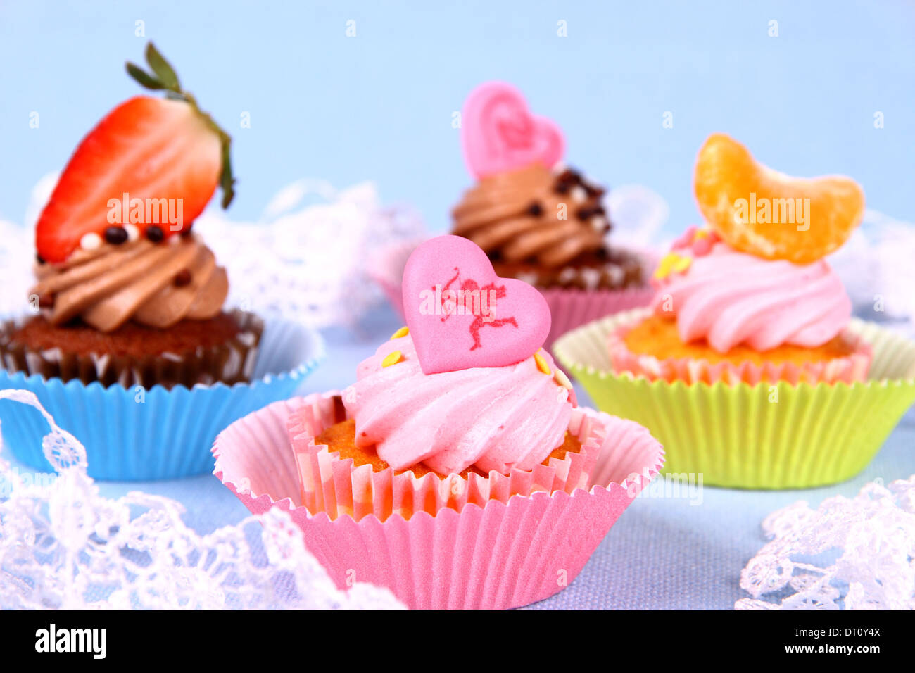 Cupcakes appétissants avec ange, coeur, mandarine, fraise, Close up Banque D'Images