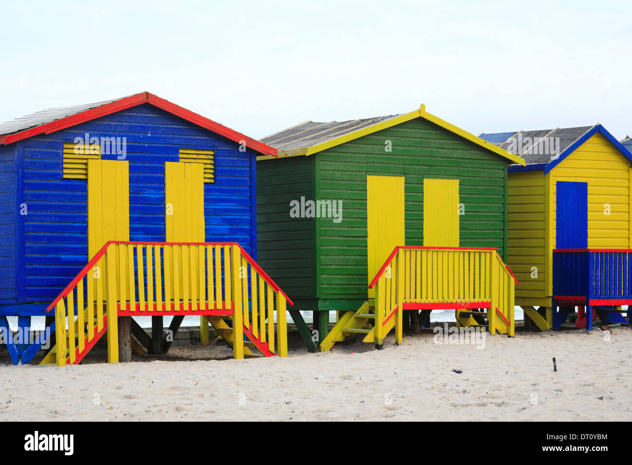 Cabines de plage multicolores à Muizenberg, Cape Town, Afrique du Sud Banque D'Images