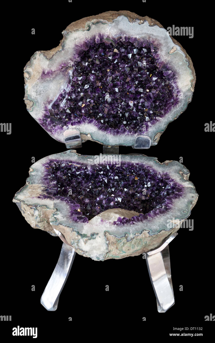 L'améthyste est une variété de quartz violet souvent utilisé en joaillerie. Banque D'Images