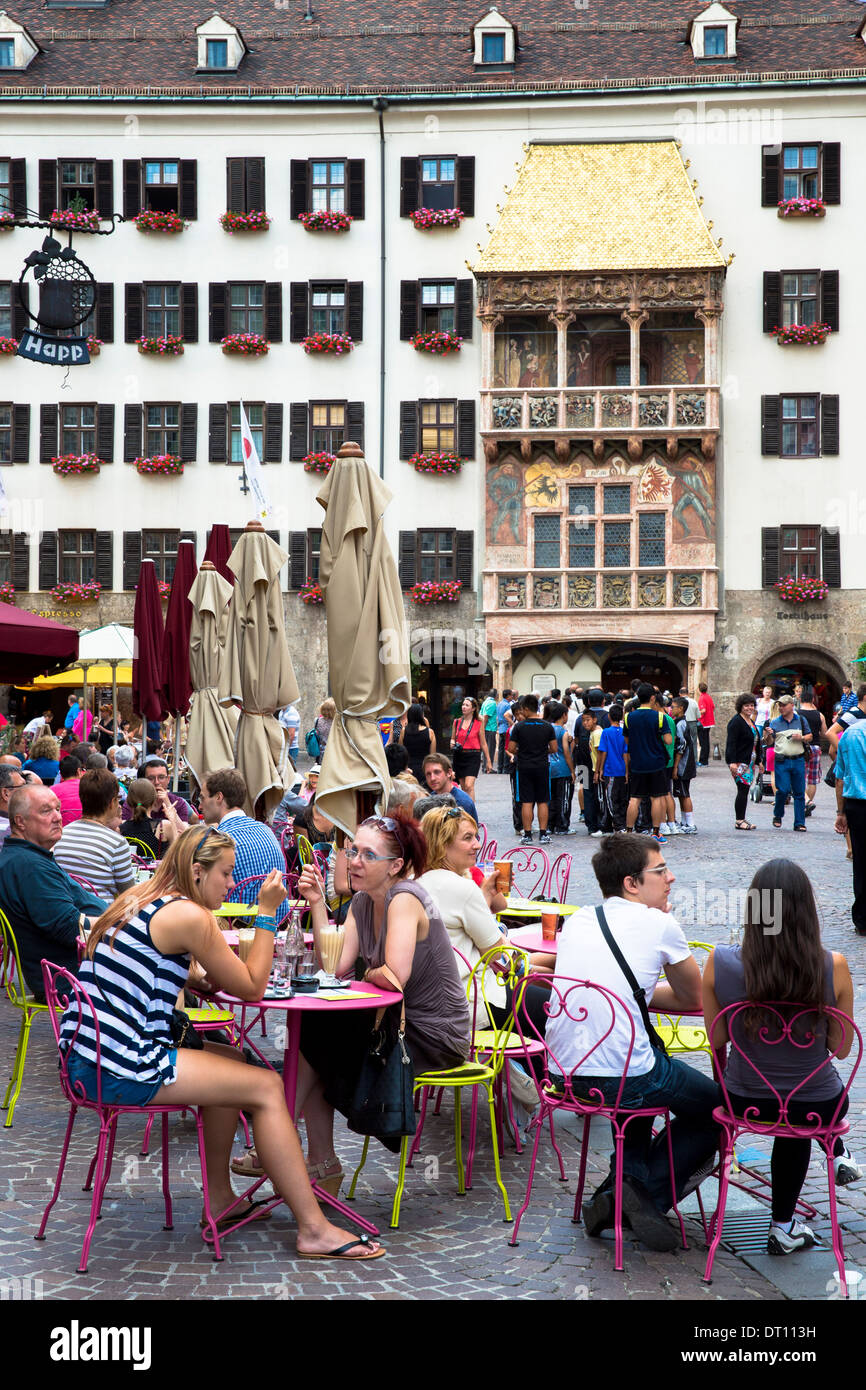 Les touristes au Goldenes Dachl, toit d'or, construit en 1500 en cuivre doré de Herzog Friedrich Strasse, l'Innsbruck Tyrol Autriche Banque D'Images