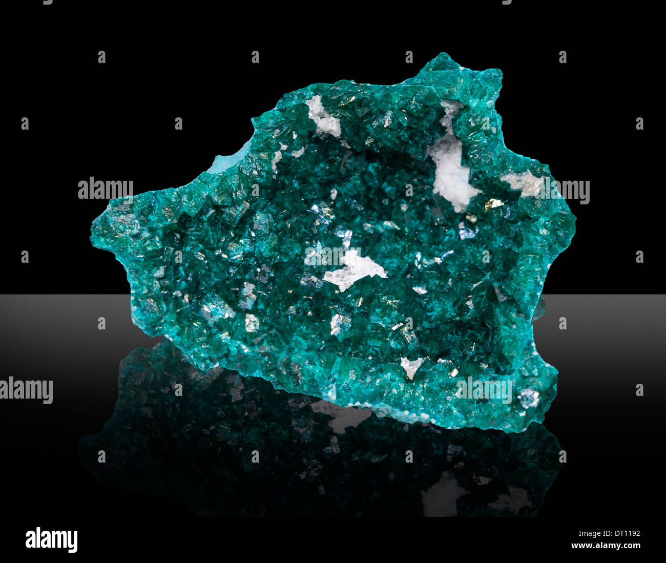 Dioptase est un vert émeraude intense de cuivre d'un vert bleuté cyclosilicate minéral. Elle est transparente à translucide. Banque D'Images