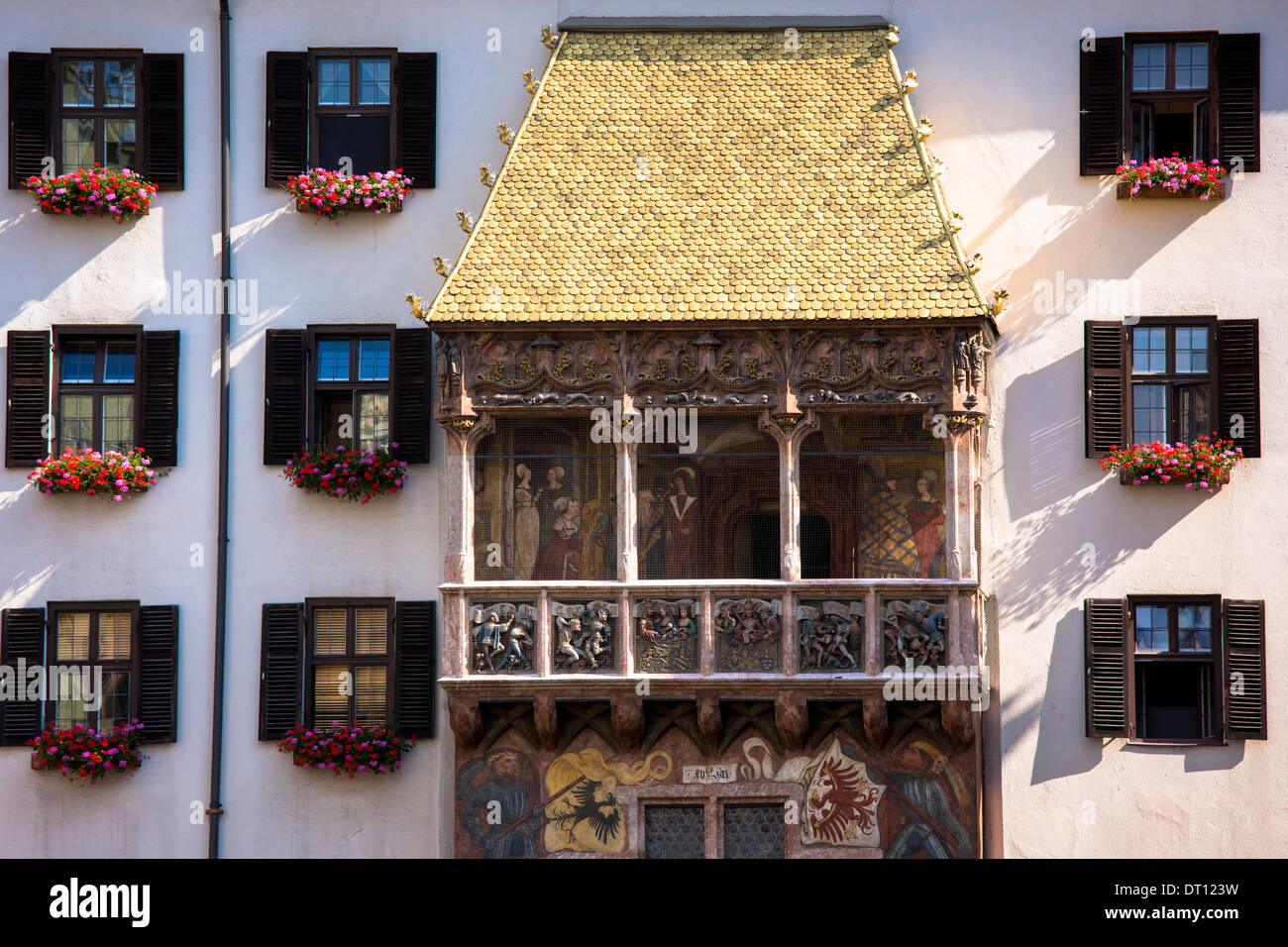 Goldenes Dachl, toit d'or, construit 1500 avec cheminée en cuivre doré carreaux dans Herzog Friedrich Strasse à Innsbruck au Tyrol Autriche Banque D'Images