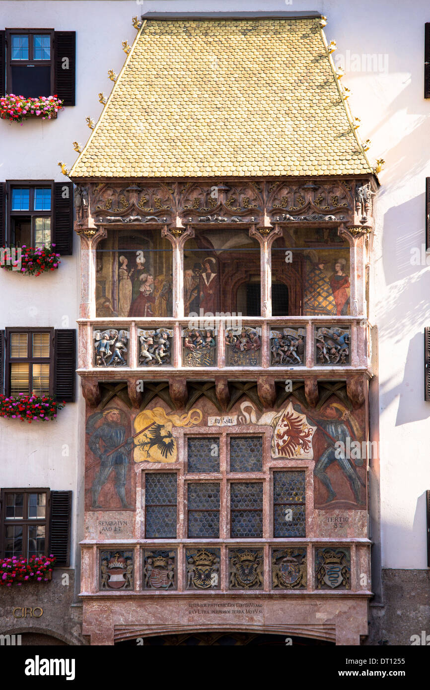 Goldenes Dachl, toit d'or, construit 1500 avec cheminée en cuivre doré carreaux dans Herzog Friedrich Strasse à Innsbruck au Tyrol Autriche Banque D'Images
