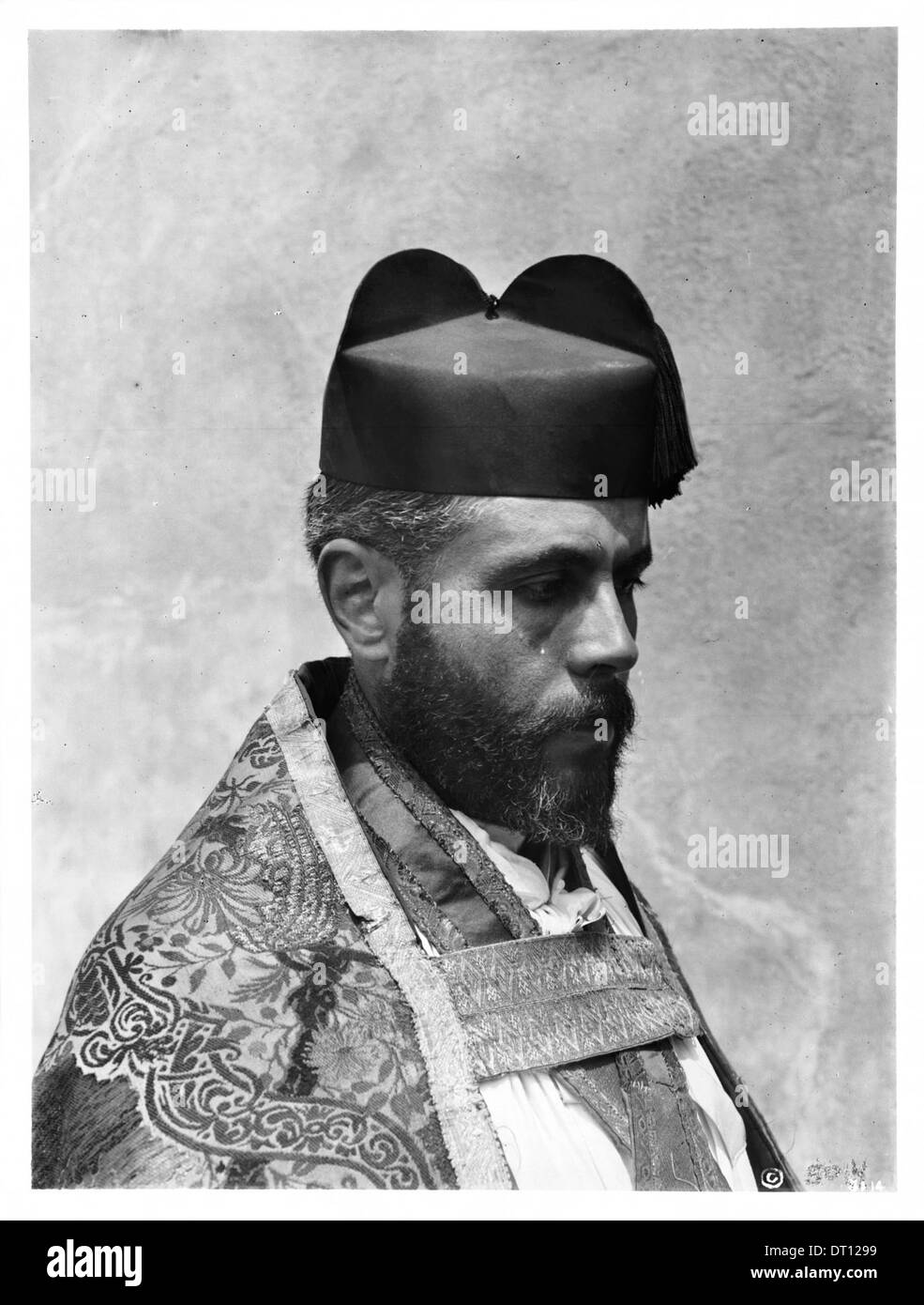 Cette photographie montre le père Raymond Mestres à la Mission San Carlos, Monterey, vers 1899, capturant sa présence à la mission à la fin du XIXe siècle. Banque D'Images