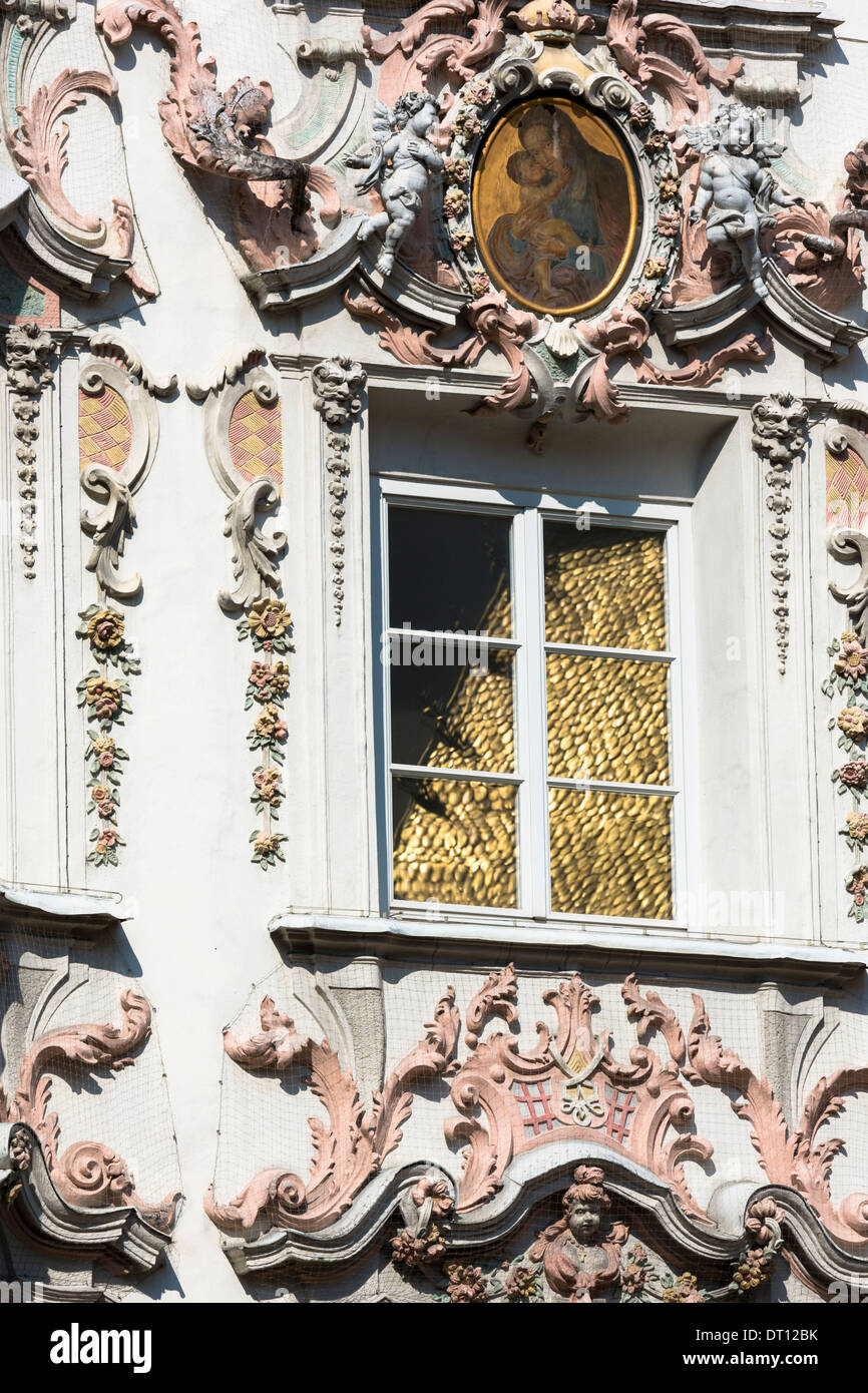 L'architecture baroque de style Rococo avec toit d'or, reflet dans Herzog Friedrich Strasse à Innsbruck, Tyrol, Autriche Banque D'Images