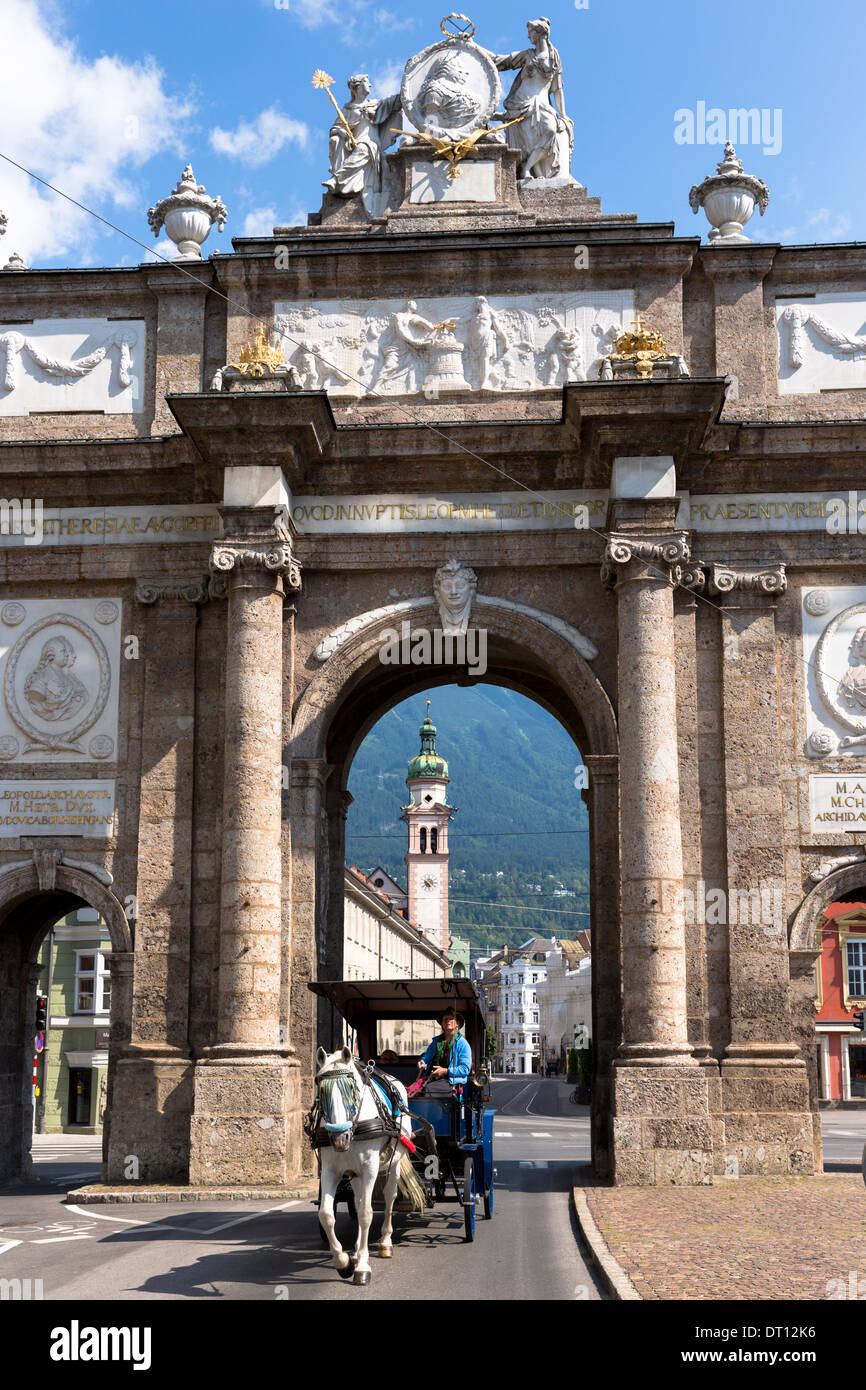 Les touristes en calèche col de triomphe et Spitalskirche à Innsbruck, Tyrol, Autriche Banque D'Images