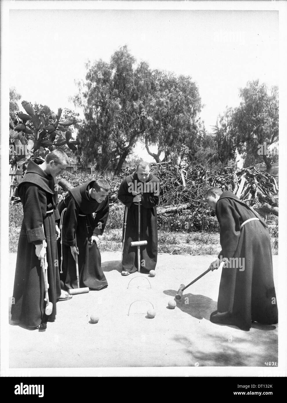 Quatre moines franciscains playing croquet à Mission Santa Barbara, ca.1904 Banque D'Images