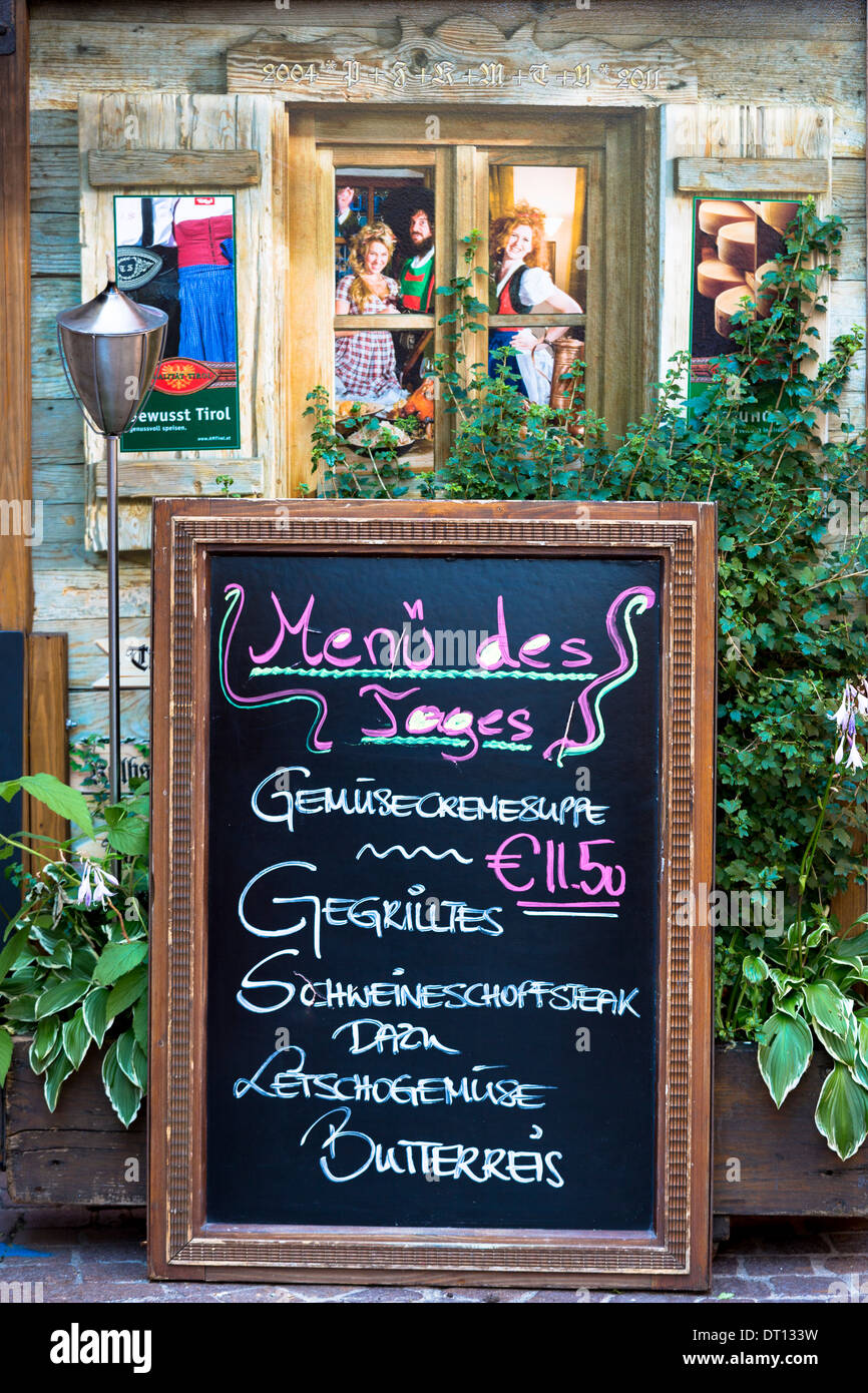 Menu traditionnel au restaurant à Herzog Friedrich Strasse à Innsbruck dans le Tyrol, Autriche Banque D'Images
