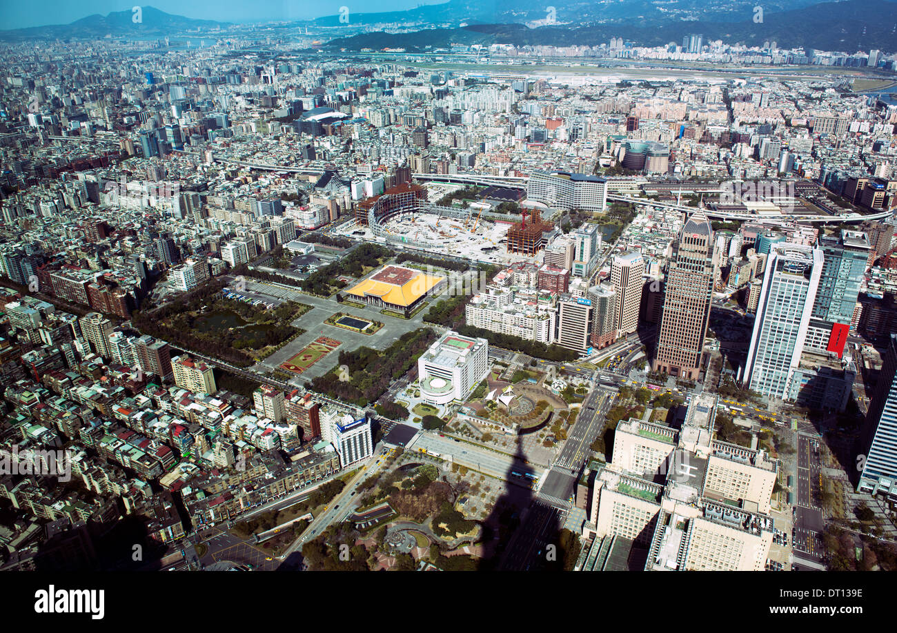 Taipei , avec le mémorial de Sun Yat Sen, comme vu du haut de la gratte-ciel Taipei 101. Banque D'Images