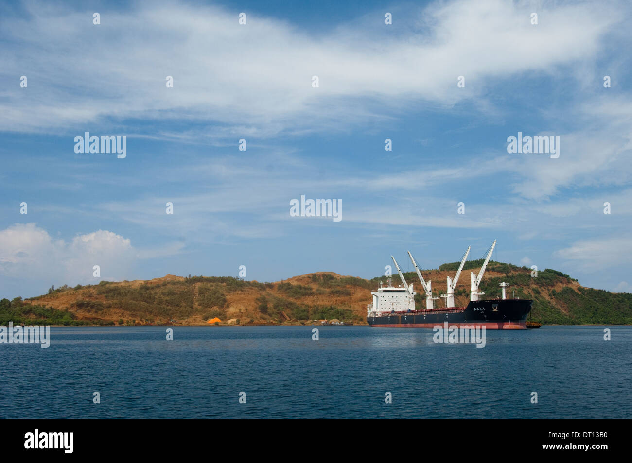 Navire, grand navire par island, Halmahera, Moluques, Indonésie Banque D'Images