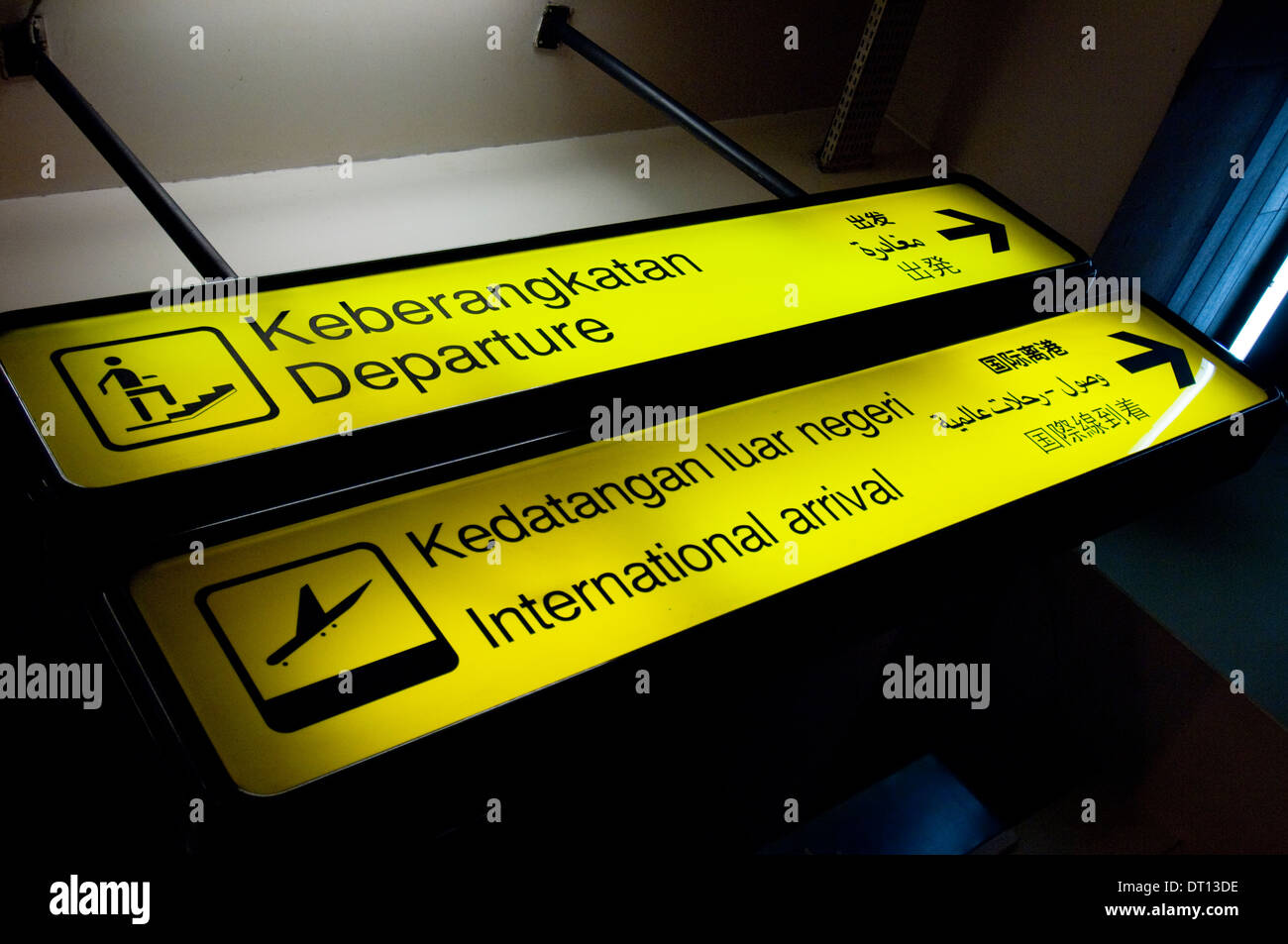 Des panneaux de direction de l'aéroport, Tenate, Halmahera, Moluques, Indonésie Banque D'Images